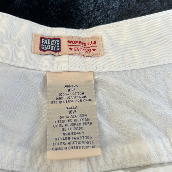 White denim shorts in excellent condition - Picture 3 of 3